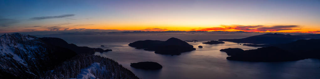 美丽的全景加拿大景观在五彩缤纷的冬季日落。 取自加拿大温哥华以北的MNT哈维顶部。