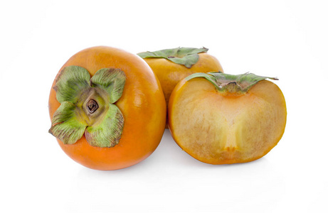 白色背景下分离的新鲜成熟柿子