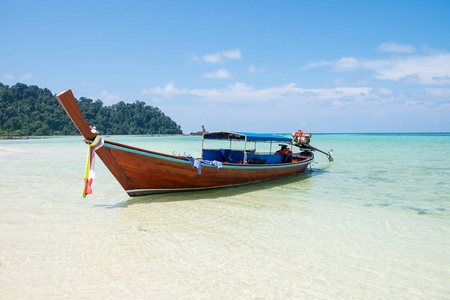 长尾木船锚与塞塔尔海白砂在利普岛和泰国