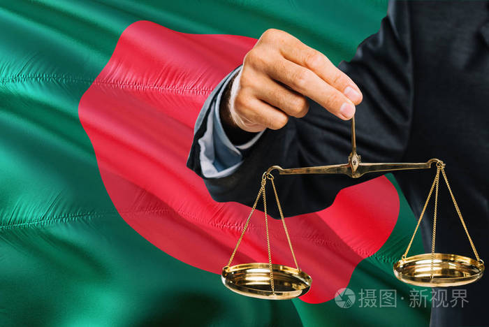法官拿着金色的正义天平,孟加拉国挥舞着国旗背景.