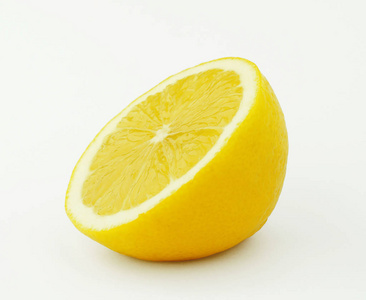 柠檬。 新鲜柠檬分离在白色上。 柠檬切成块