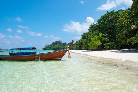 泰国安达曼利普岛长尾木船锚，船尾有塞塔尔海白沙
