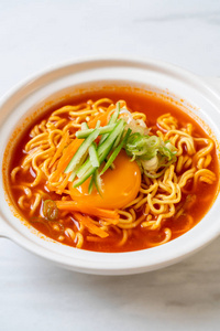 韩国辛辣方便面，鸡蛋，蔬菜和泡菜，韩国食品风格