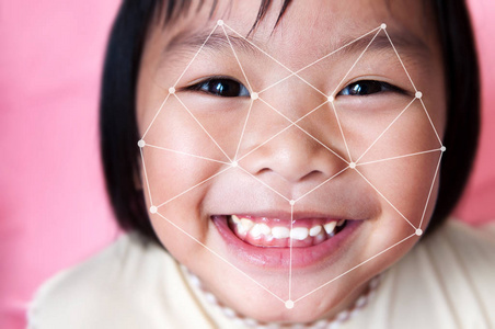 面部识别系统的概念。 亚洲儿童脸id扫描。