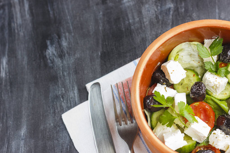 希腊素沙拉，配上芝士瓜橄榄樱桃番茄和意大利香草，放在粘土碗里
