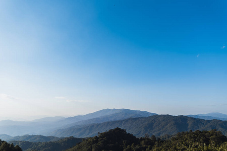 白天的山和天空