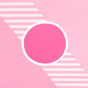 抽象几何粘贴粉红色平躺背景。 极简主义几何和对称模板。