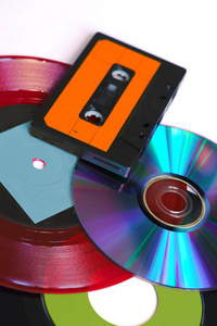 白色背景的CD红黑乙烯基光盘和录音带