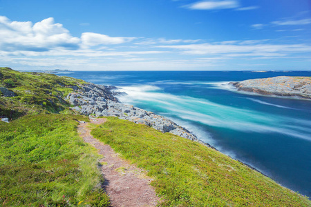 大西洋沿岸挪威海岸岛屿上波浪破碎的长期暴露