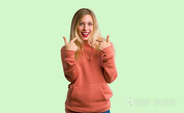 绿色背景下有惊喜表情的年轻女孩