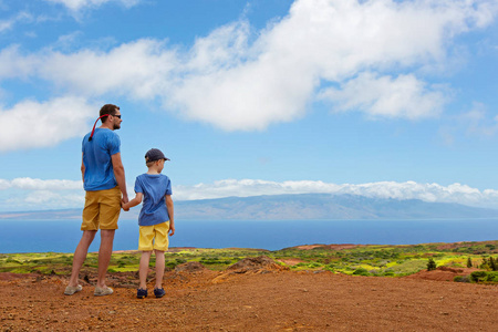 夏威夷拉奈岛两父子一家的后景，欣赏莫洛凯岛的美丽景色，在正确的暑期家庭冒险度假概念上复制空间