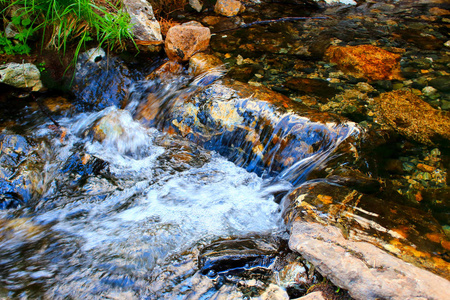 水流运动模糊山河在自然公园ergaki俄罗斯西伯利亚。 天然春天，森林里有岩石和光滑。 自然生态森林和饮用水概念