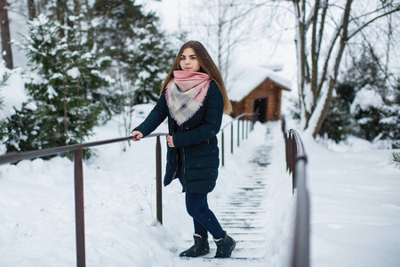 一个十几岁的女孩在户外的肖像，一个令人惊奇的冬天。