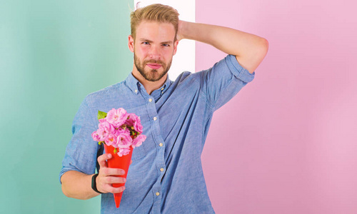 这是给你男朋友快乐捧花束的花朵。男人准备浪漫的日期带来花束粉红色的花朵。男子气概赠送鲜花作为浪漫的礼物。人带来浪漫愉快的礼物给