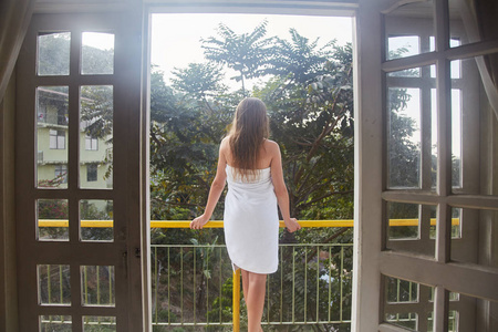 站在阳台上看风景的女人