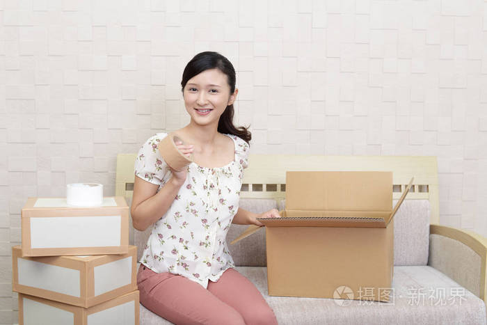 女人去搬家