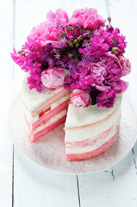 草莓蛋糕花装饰选择性聚焦
