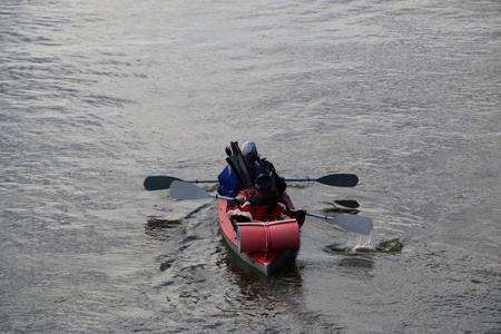 漂流在河上。 游客在森林河里游泳，在独木舟上洪水。 在春天森林的高水上皮划艇。