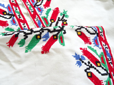 传统的保加利亚白色女性衬衫与彩色图案