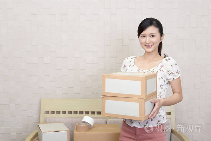 女人去搬家