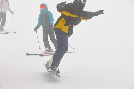 在雪地下滑雪。 户外冬季运动。 水平水平