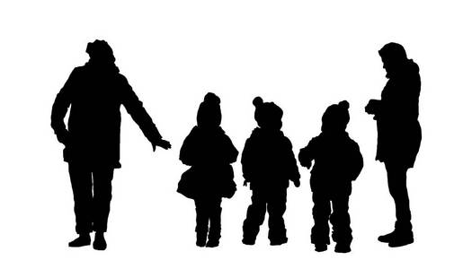 母亲带着孩子和保姆散步。 徒步旅行。 儿童和妇女。 白色孤立背景下的矢量黑色