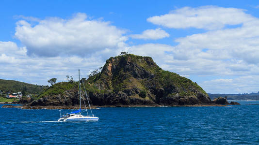新西兰群岛风景优美的海湾。一艘双体帆船沿着罗素镇以北的海岸航行