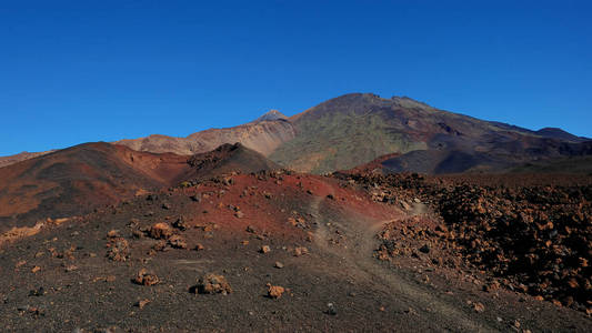 在蒙大拿萨马拉徒步旅行时，火山景观中有熔岩Aa，这是在Teide国家公园发现的最不寻常的外星环境之一，可以看到西班牙加那利群岛的