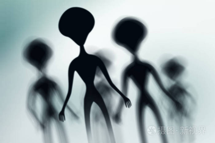幽灵外星人的轮廓和他们身后的不明飞行物概念的明亮光线