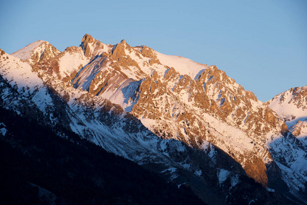 西班牙文文文石文石塔纳山谷的雪峰。