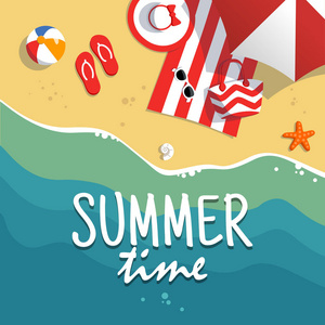 夏季海滩的鸟瞰图。 背景标签与文字夏季时间。 在热带海滨度假。 在海沙上度假。 海报和其他宣传材料的概念。 平面样式的矢量插图。
