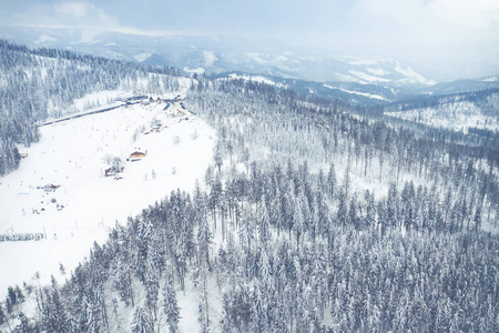 西里西亚贝斯克山脉的冬季风景。 从上面看。 用无人机拍摄的景观照片。 波兰欧洲。