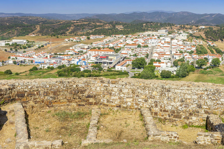迷人的阿尔杰祖尔和莫里什城堡在前景阿尔加维葡萄牙
