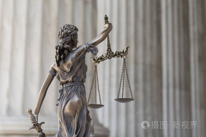 正义雕像themis或justitia,蒙着眼睛的正义女神,反对离子秩序的柱廊