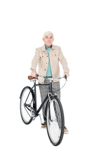 快乐的退休男子抱着自行车与白色隔离