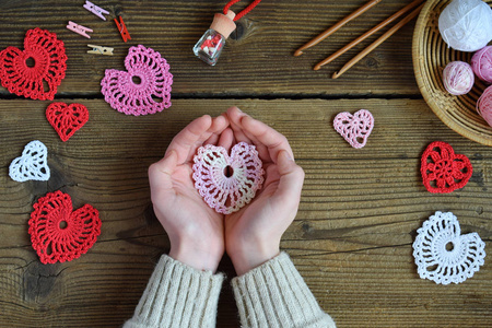 钩针开放的心。 手工装饰的制作。 情人节工艺品。 儿童DIY爱好概念礼物与你自己的手。 小生意。 爱好收入