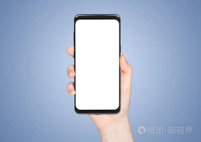 女人手拿着蓝色背景的现代手机模型