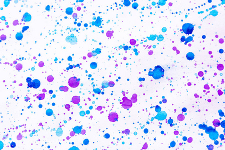 蓝色和紫色的水彩画飞溅。 斑点模糊斑点。 有质感。 白色背景上的多个斑点和污点