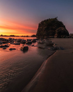日落在岩石太平洋西北海滩