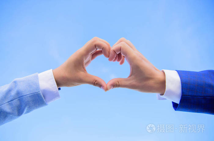 男性双手在心形手势象征着爱情和浪漫.爱情符号概念.