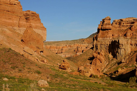峡谷自然保护区。 奇怪的岩石和斜坡。 哈萨克斯坦