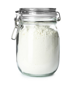 在白色面粉上分离的小麦粉罐