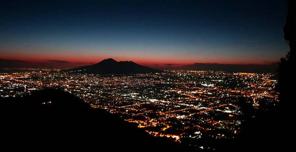 晚上观赏维苏威火山和那不勒斯的灯光