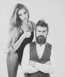 长卷发的大胡子男人和女人