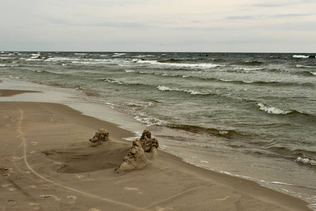 在多风的多云天气中，波罗的海和黄沙的海浪