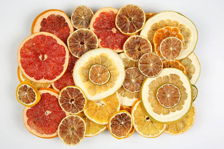 各种柑橘类水果干片，白色背景