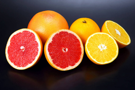 深色背景下不同柑橘类水果的切块