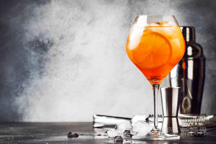 大酒杯中的aperolspritz鸡尾酒,夏季意大利低酒精冷饮