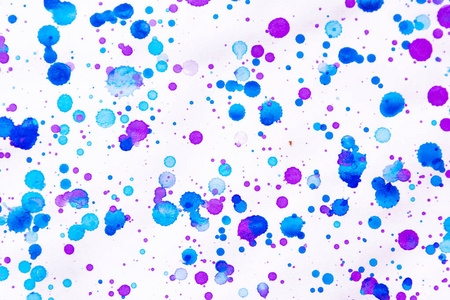 蓝紫水彩画溅..斑点，斑点。有质感。白色背景上有多处斑点和色斑