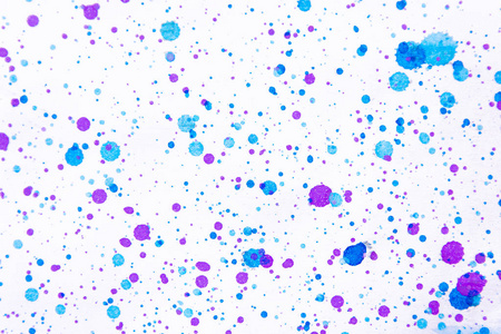 蓝紫水彩画溅..斑点，斑点。有质感。白色背景上有多处斑点和色斑